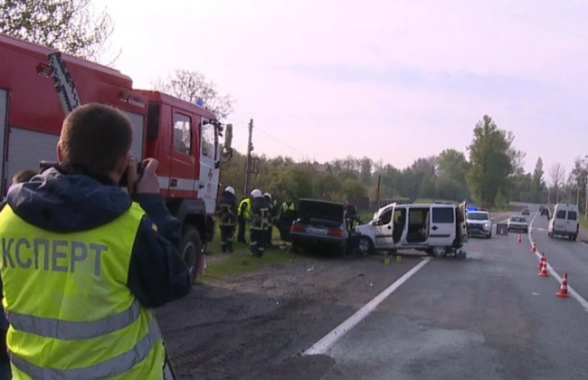 Под Винницой столкнулись две легковушки: погибли четыре человека