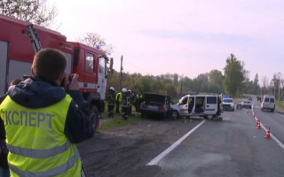 Под Винницой столкнулись две легковушки: погибли четыре человека