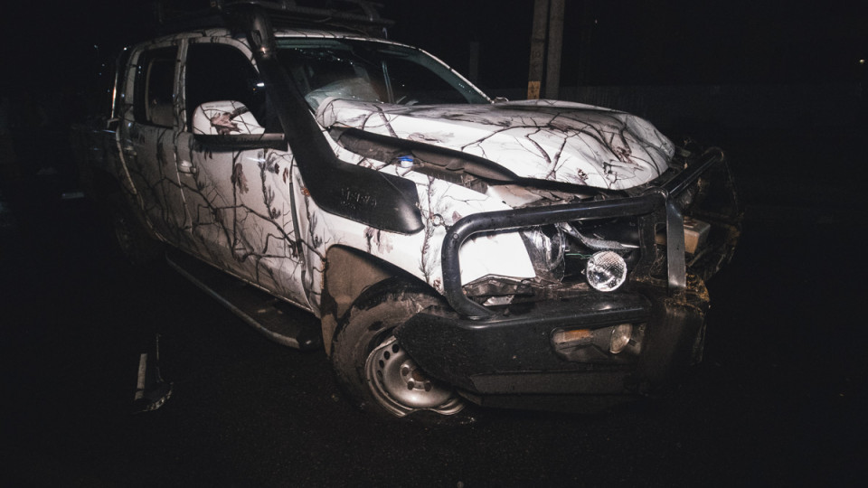 Под Киевом внедорожник снес кирпичный забор: водителя выкинуло из автомобиля