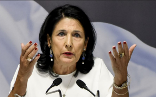 В Грузии требуют отставки президента: все подробности