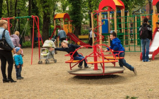 Неадекват у Львові стріляв по дитячому майданчику