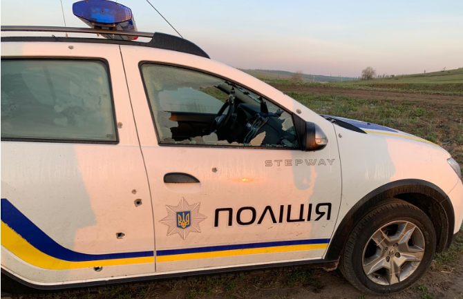 Под Одессой совершено покушение на полицейского: автомобиль обстреляли из ружья