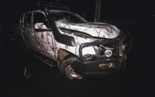 Под Киевом внедорожник снес кирпичный забор: водителя выкинуло из автомобиля