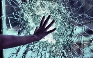 Не выдержал: покупатель разгромил витрину магазина в Запорожье