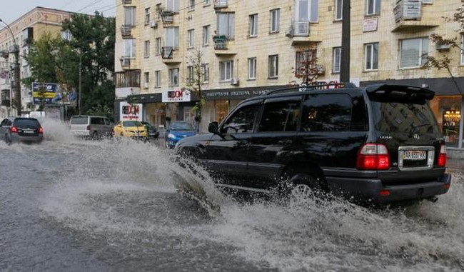 В сети показали последствия непогоды в Киеве (видео)