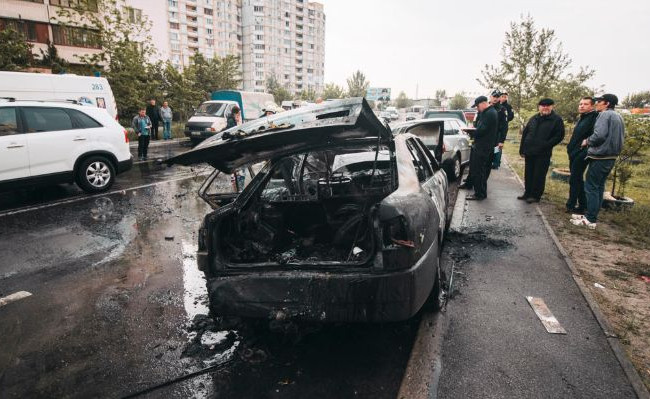 В Киеве сгорело сразу несколько машин: что произошло