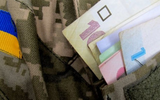 Военным поднимут доплаты за пребывание на передовой: Порошенко дал поручение