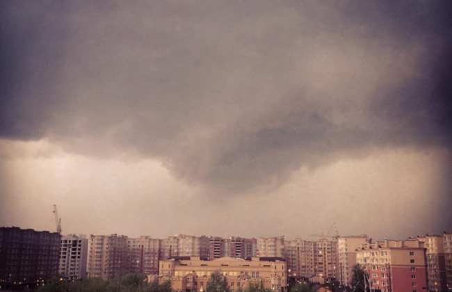 Мощный ураган пронесся Киевом: впечатляющие фото