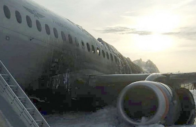 Огонь и крики: появилось видео из салона горящего самолета в Шереметьево