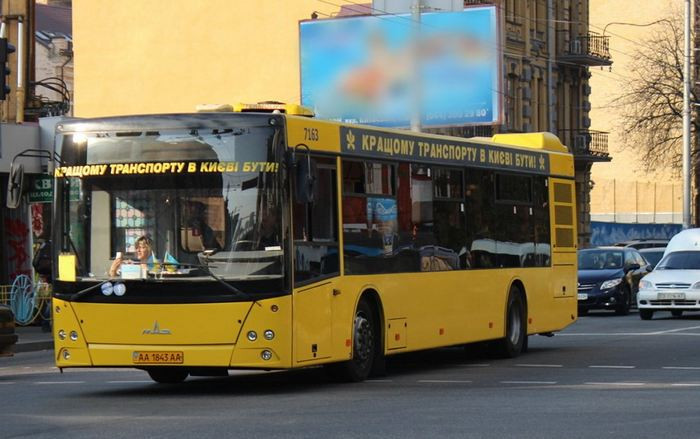 Подрались за место: киевлян поразили дракой в автобусе (видео)