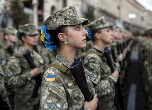 Девушка-солдат упала в обморок возле Порошенко: видео