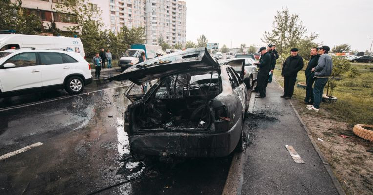 В Киеве сгорело сразу несколько машин: что произошло
