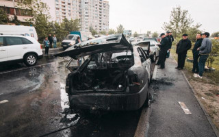 В Киеве сгорело сразу несколько машин: что произошло