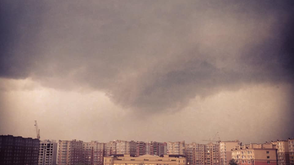 Мощный ураган пронесся Киевом: впечатляющие фото