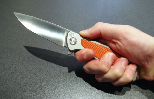 Ударил ножом в шею: под Киевом мужчина напал на женщину