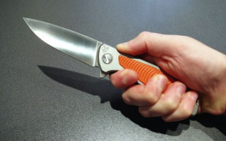 Ударил ножом в шею: под Киевом мужчина напал на женщину