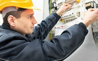 Десятки будинків у Києві можуть «відрізати» від електрики: що слід знати