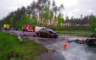 Водія вирізали: під Києвом сталася серйозна ДТП
