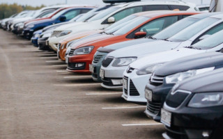 Школьники в Киеве уничтожили десяток автомобилей, фото