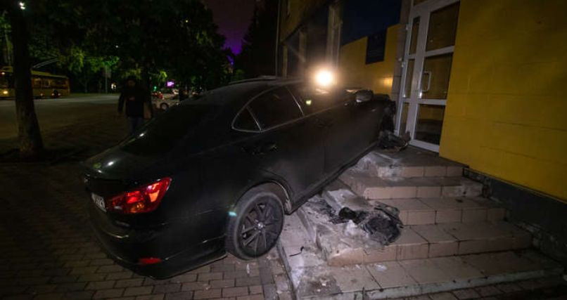 В Киеве Lexus вылетел с дороги и врезался в дом: есть подробности