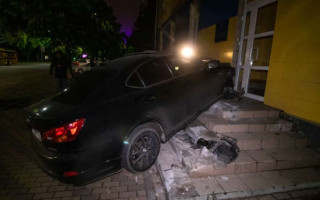 В Киеве Lexus вылетел с дороги и врезался в дом: есть подробности