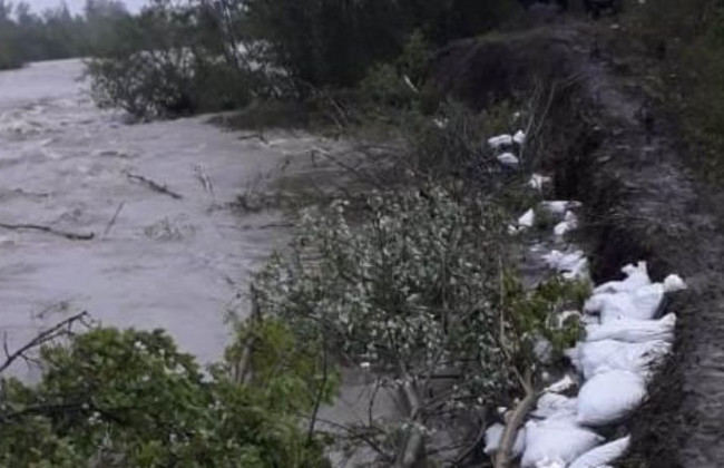 На грани ЧП: под Черновцами возникла угроза прорыва дамбы