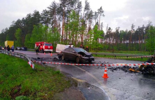 Водія вирізали: під Києвом сталася серйозна ДТП