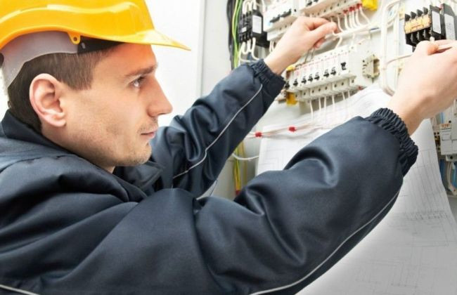 Десятки будинків у Києві можуть «відрізати» від електрики: що слід знати