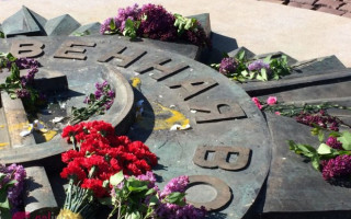 Во Львове неизвестные забросали яйцами серп и молот: подробности