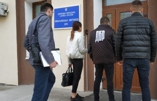 Продавали службову інформацію з бази ДФС: ДБР викрило зухвалу схему