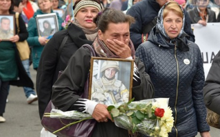 День победы: в центре столицы люди принесли на акцию портреты погибших на Донбассе бойцов