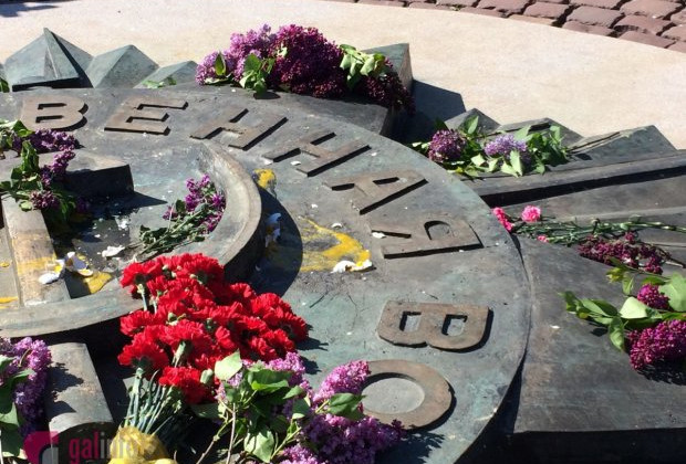 Во Львове неизвестные забросали яйцами серп и молот: подробности