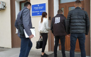 Продавали службову інформацію з бази ДФС: ДБР викрило зухвалу схему