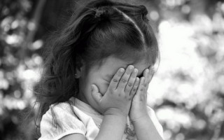 «Штовхала і тягла за шкірку»: виховательку дитсадка викрили у жорстокому поводженні з дітьми