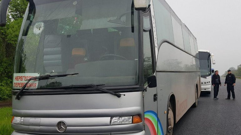 Неизвестные забросали камнями автобус с людьми в Кривом Роге