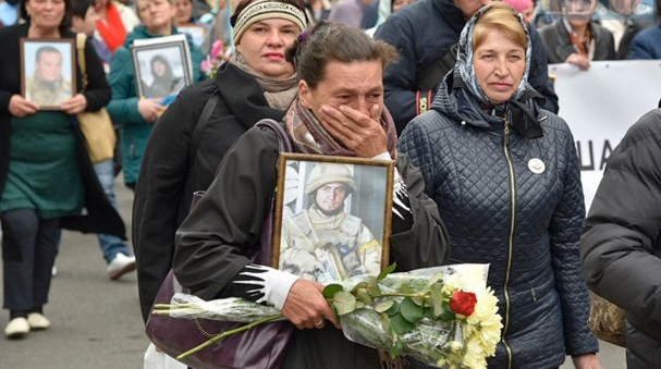 День победы: в центре столицы люди принесли на акцию портреты погибших на Донбассе бойцов