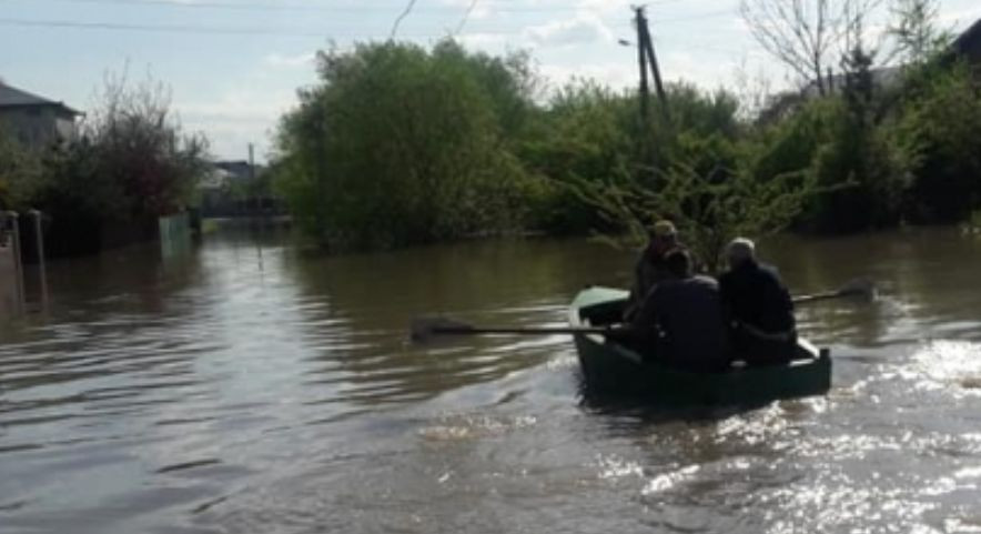 Масштабный потоп начался в Украине: людей массово вывозят