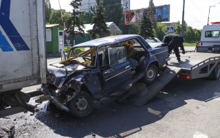 В Киеве на Окружной легковушка влетела в грузовик: погибли двое военнослужащих
