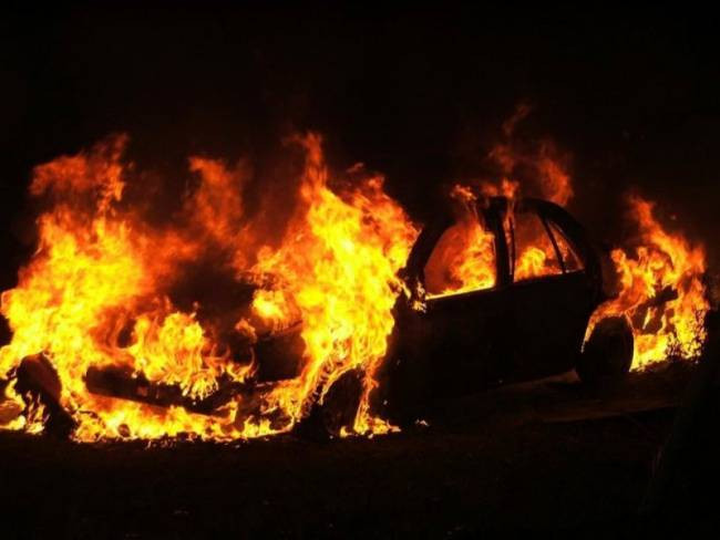 В Киеве неизвестные сожгли две иномарки: подробности