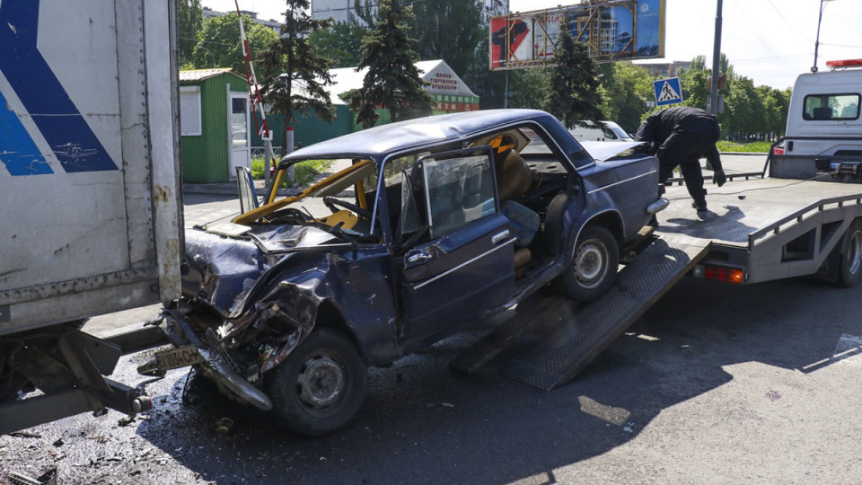 В Киеве на Окружной легковушка влетела в грузовик: погибли двое военнослужащих