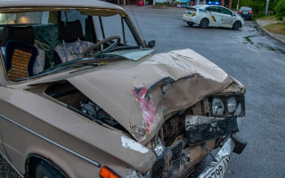 В Днепре ВАЗ на полном ходу врезался в маршрутку с людьми: много пострадавших