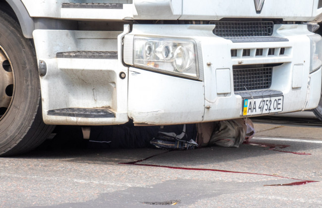 Жуткое ДТП в Киеве: грузовик переехал пешехода