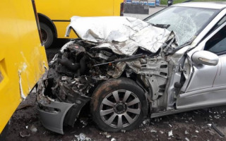 В Киеве Mercedes на скорости протаранил маршрутку с людьми: фото