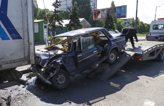 В Киеве на Окружной легковушка влетела в грузовик: погибли двое военнослужащих