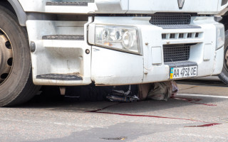 Жуткое ДТП в Киеве: грузовик переехал пешехода