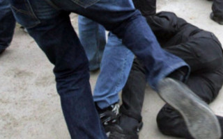 Избили ногами и бросили в фонтан: в Киеве злоумышленники напали на прохожего