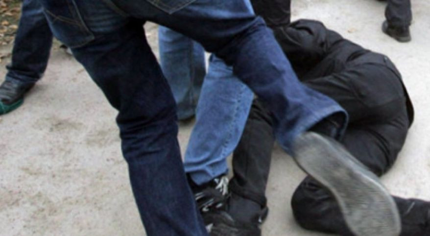 Избили ногами и бросили в фонтан: в Киеве злоумышленники напали на прохожего