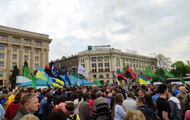 В Харькове хотят снести палатку волонтеров: люди вышли на митинг