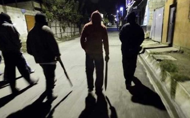 Банды подростков нападают на прохожих в Киеве: новые подробности и видео