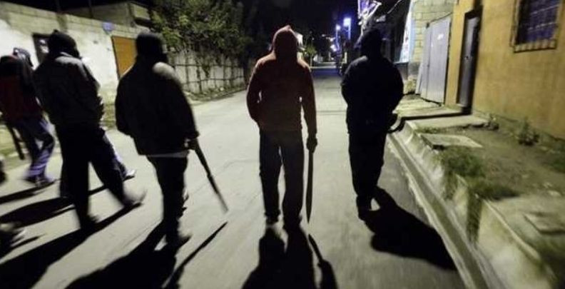 Банды подростков нападают на прохожих в Киеве: новые подробности и видео